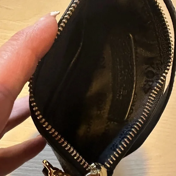 MICHAEL KORS 4x6 BLACK LEATHER JET SET WRISTLET - Picture 3 of 4